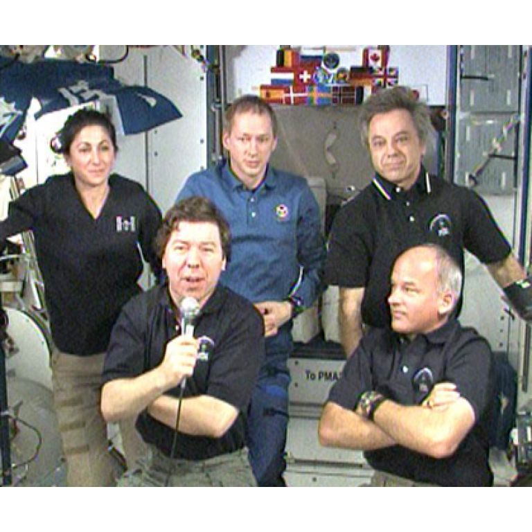La NASA har un vdeo streaming diario desde la ISS.