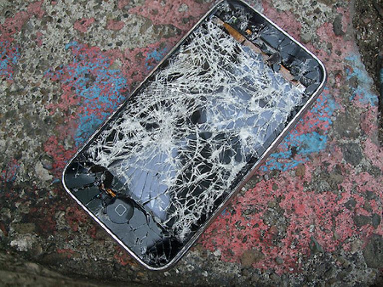 Un joven sufre heridas por la rotura de un iPhone.